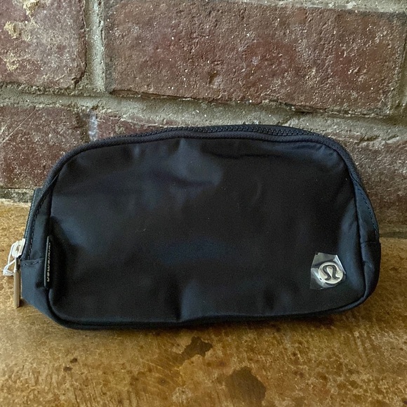 LULULEMON Everywhere Belt Bag Fanny pack‎ in black - Picture 1 of 6